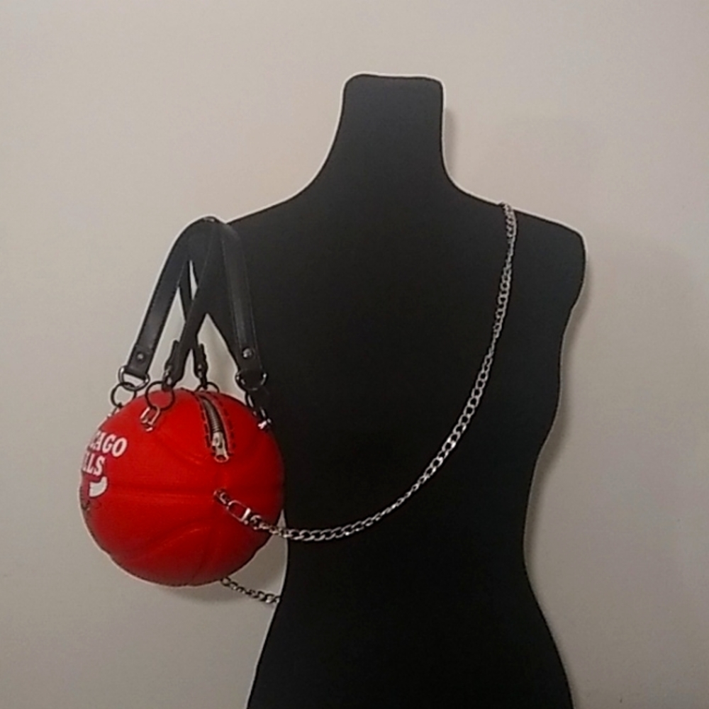 NWT LIMITED EDITION HANDMADE CHICAGO BULLS SMALL BASKETBALL PURSE π - Picture 7 of 17